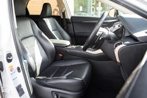 Lexus NX 300H LUXURY 32