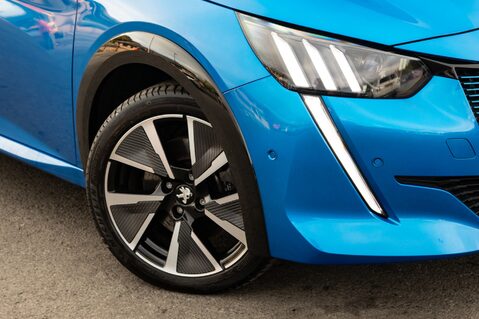 Peugeot 208 GT PREMIUM 11