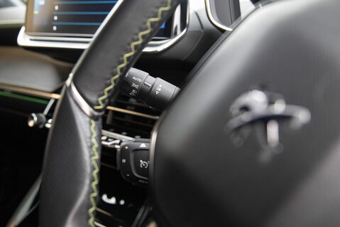 Peugeot 208 GT PREMIUM 17
