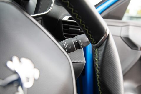Peugeot 208 GT PREMIUM 18