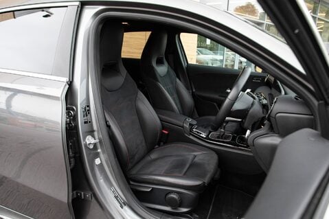 Mercedes-Benz A Class A 200 AMG LINE EXECUTIVE 32