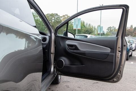 Toyota Yaris VVT-I ICON 14