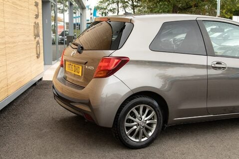 Toyota Yaris VVT-I ICON 8