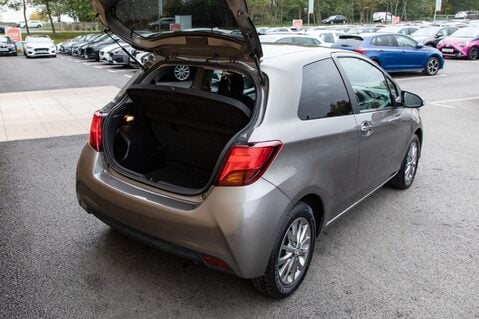 Toyota Yaris VVT-I ICON 32