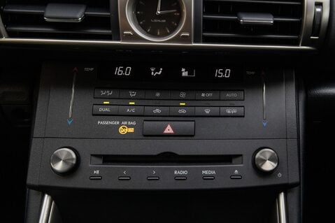 Lexus Is 300H ADVANCE 32