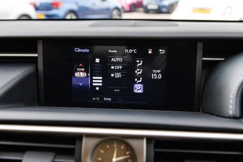 Lexus Is 300H ADVANCE 26