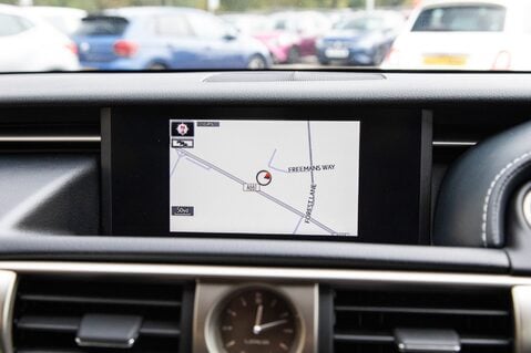 Lexus Is 300H ADVANCE 27