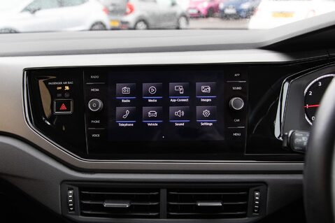 Volkswagen Polo SE TSI DSG 28