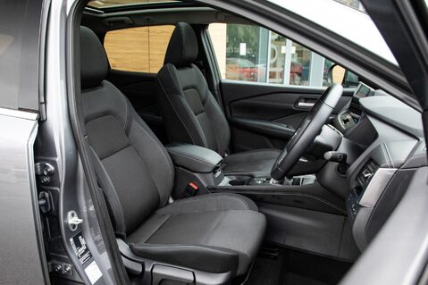 Nissan Qashqai DIG-T N-CONNECTA MHEV 28
