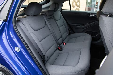 Hyundai IONIQ SE CONNECT MHEV 33