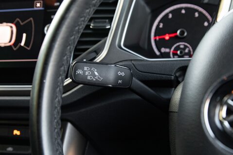 Volkswagen T-Roc SE TSI 17