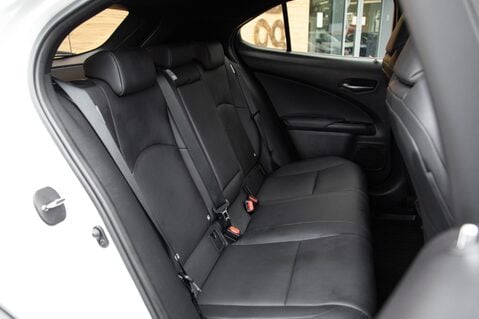 Lexus Ux 250H 37