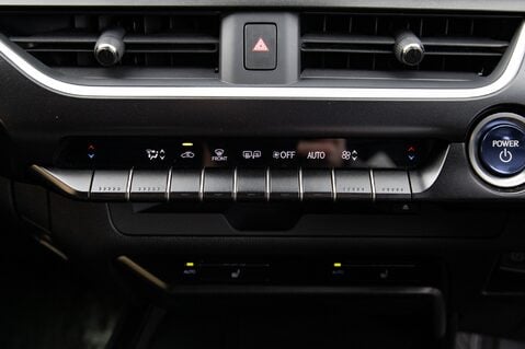 Lexus Ux 250H 35