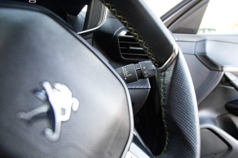 Peugeot 208 GT LINE 18