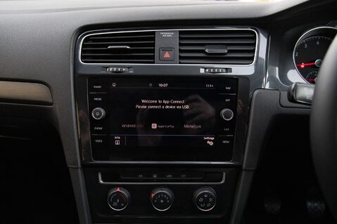 Volkswagen Golf SE NAVIGATION TSI 26