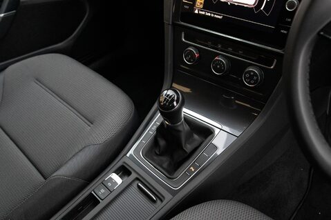 Volkswagen Golf SE NAVIGATION TSI 32