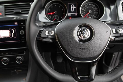 Volkswagen Golf SE NAVIGATION TSI 19