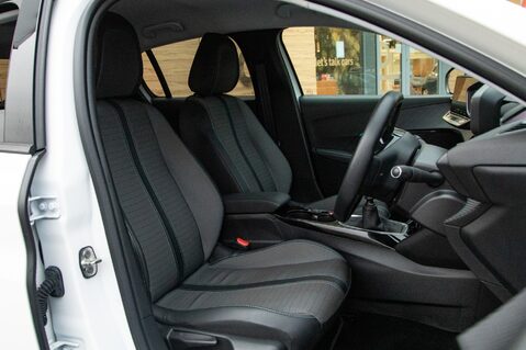 Peugeot 208 PURETECH ALLURE PREMIUM S/S 32