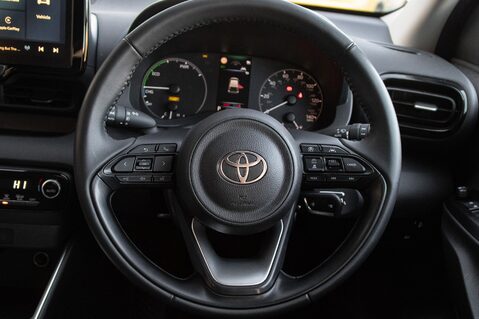 Toyota Yaris ICON FHEV 21