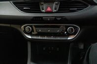 Hyundai i30 FASTBACK SE NAV 32