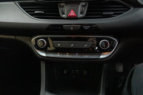 Hyundai i30 FASTBACK SE NAV 32