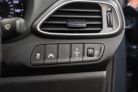 Hyundai i30 FASTBACK SE NAV 15