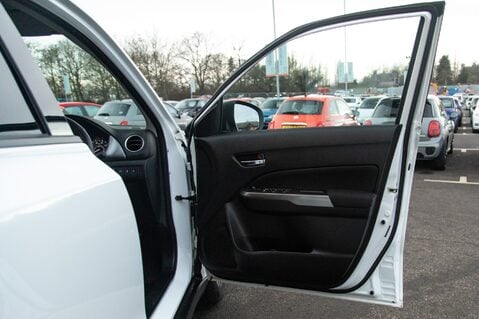 Suzuki Vitara SZ-T MHEV 14