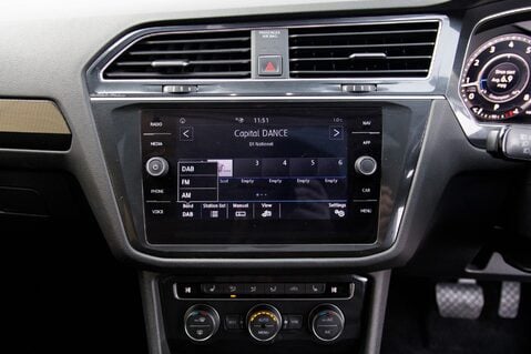 Volkswagen Tiguan Allspace SEL TSI DSG 24