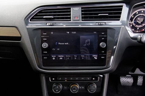 Volkswagen Tiguan Allspace SEL TSI DSG 25