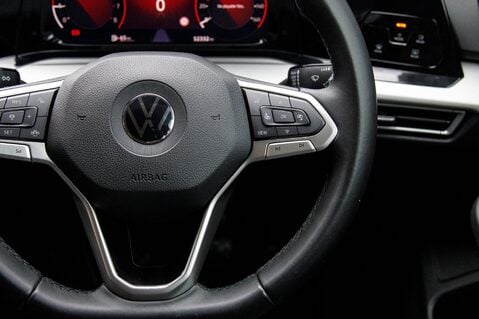 Volkswagen Golf LIFE TSI 19