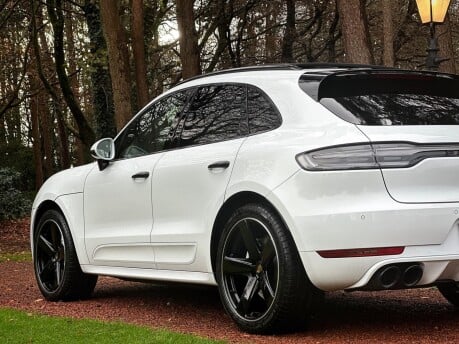 Porsche Macan TURBO PDK 32