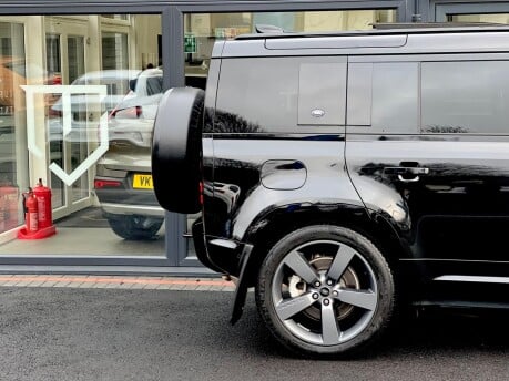 Land Rover Defender X-DYNAMIC HSE 33