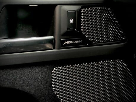 Land Rover Defender X-DYNAMIC HSE 7