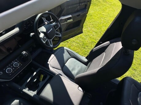 Land Rover Defender XS EDITION PHEV 11