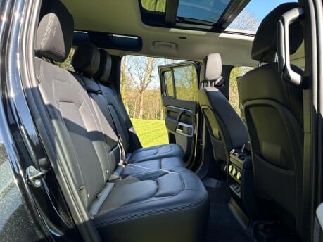 Land Rover Defender XS EDITION PHEV 33