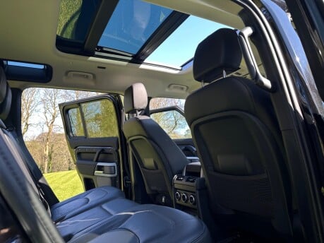 Land Rover Defender XS EDITION PHEV 34