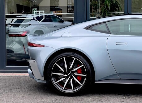 Aston Martin Vantage V8 44