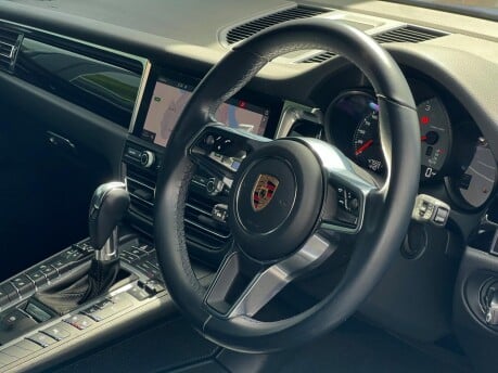 Porsche Macan S PDK 32