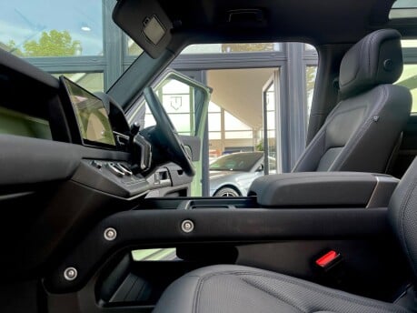 Land Rover Defender 75TH LIMITED EDITION 15