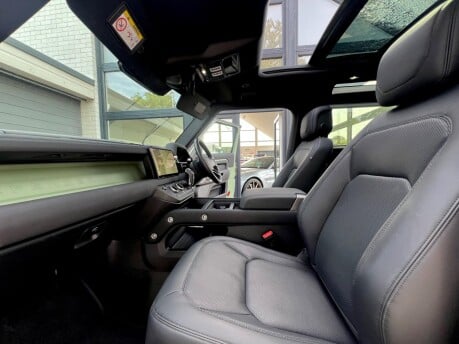 Land Rover Defender 75TH LIMITED EDITION 25