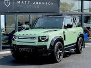 Land Rover Defender 75TH LIMITED EDITION 35