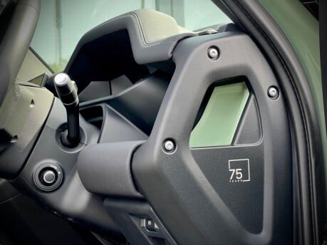 Land Rover Defender 75TH LIMITED EDITION 42