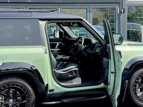 Land Rover Defender 75TH LIMITED EDITION 46