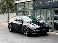 Tesla Model Y PERFORMANCE AWD 1