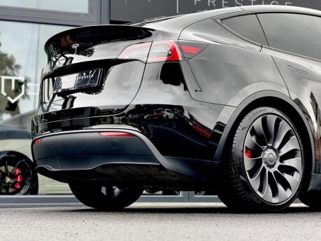 Tesla Model Y PERFORMANCE AWD 17