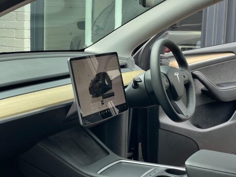 Tesla Model Y PERFORMANCE AWD 28