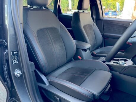 Ford Kuga ST-LINE 28