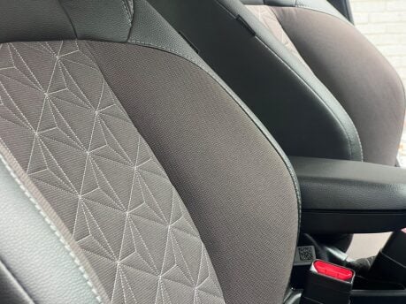 Toyota Yaris Cross EXCEL 13
