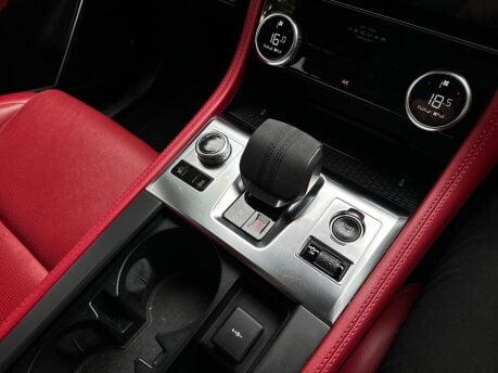 Jaguar F-Pace R-DYNAMIC BLACK MHEV 41