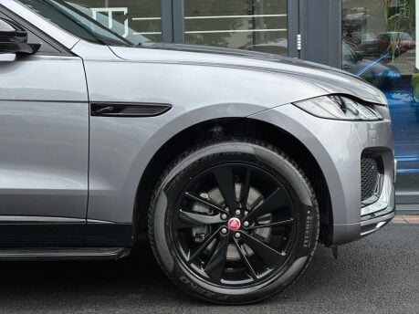 Jaguar F-Pace R-DYNAMIC BLACK MHEV 46